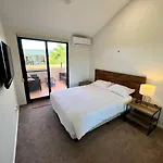 Resort-Style Beachside Apartment With Pools & Spa