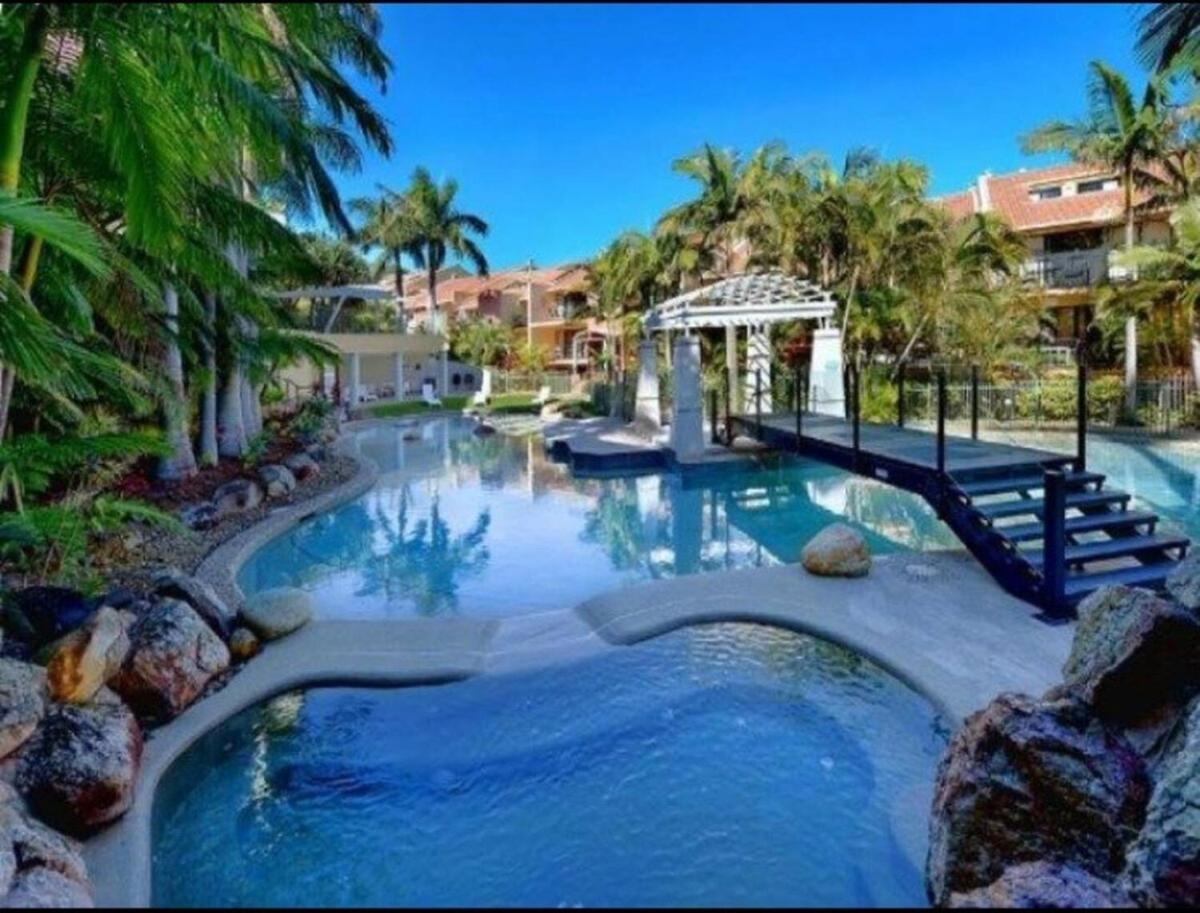 Resort-style Beachside With Pools & * Gold Coast