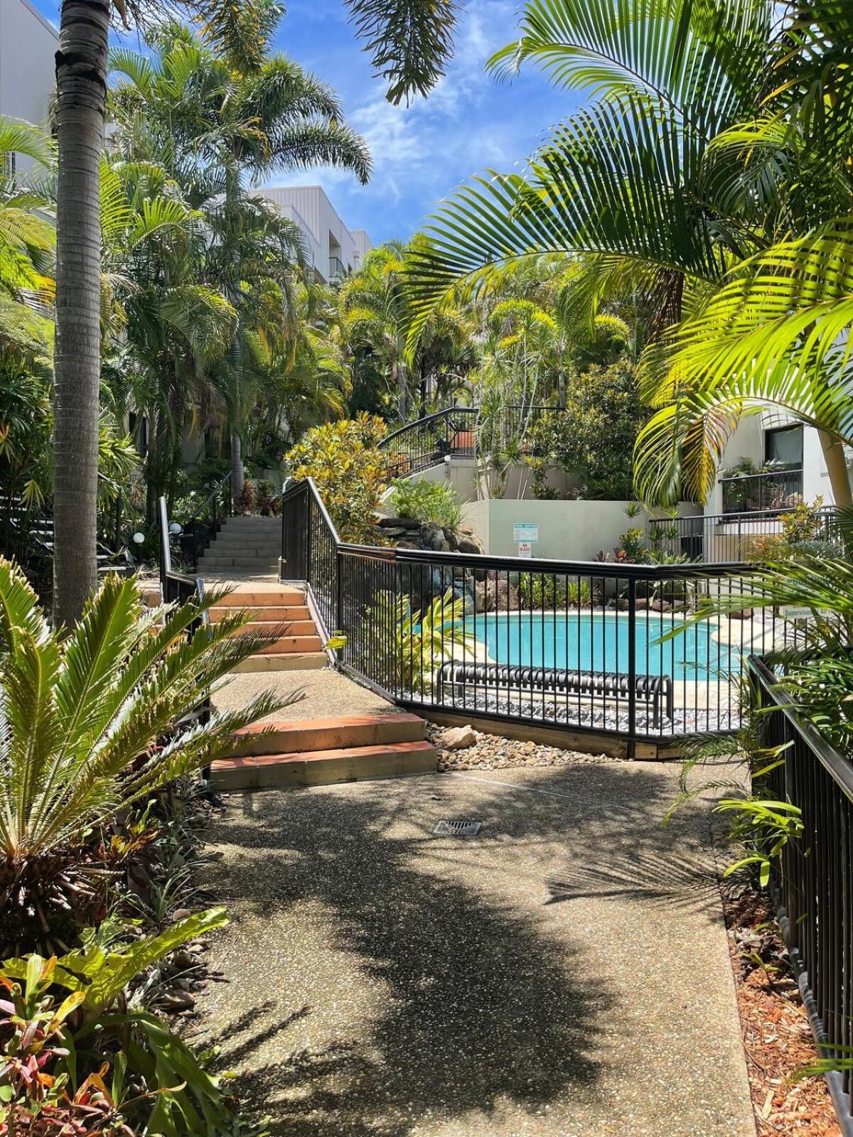Resort-style Beachside With Pools & Apartment *